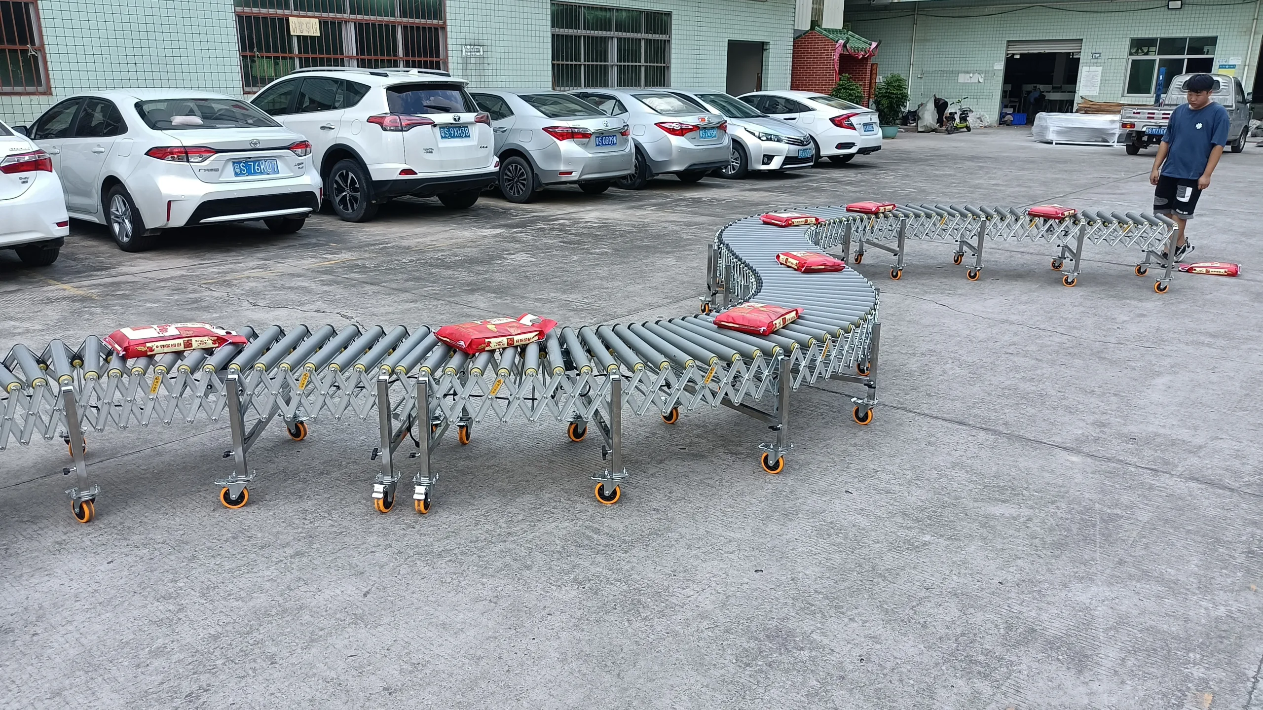 Powered roller conveyor irregular cargo transportation
