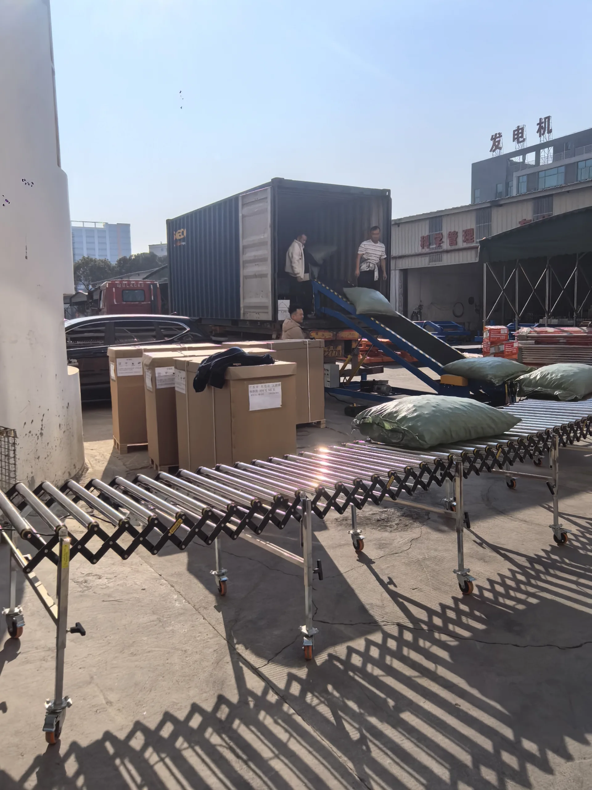 flexible and expandable powered roller conveyor loading goods
