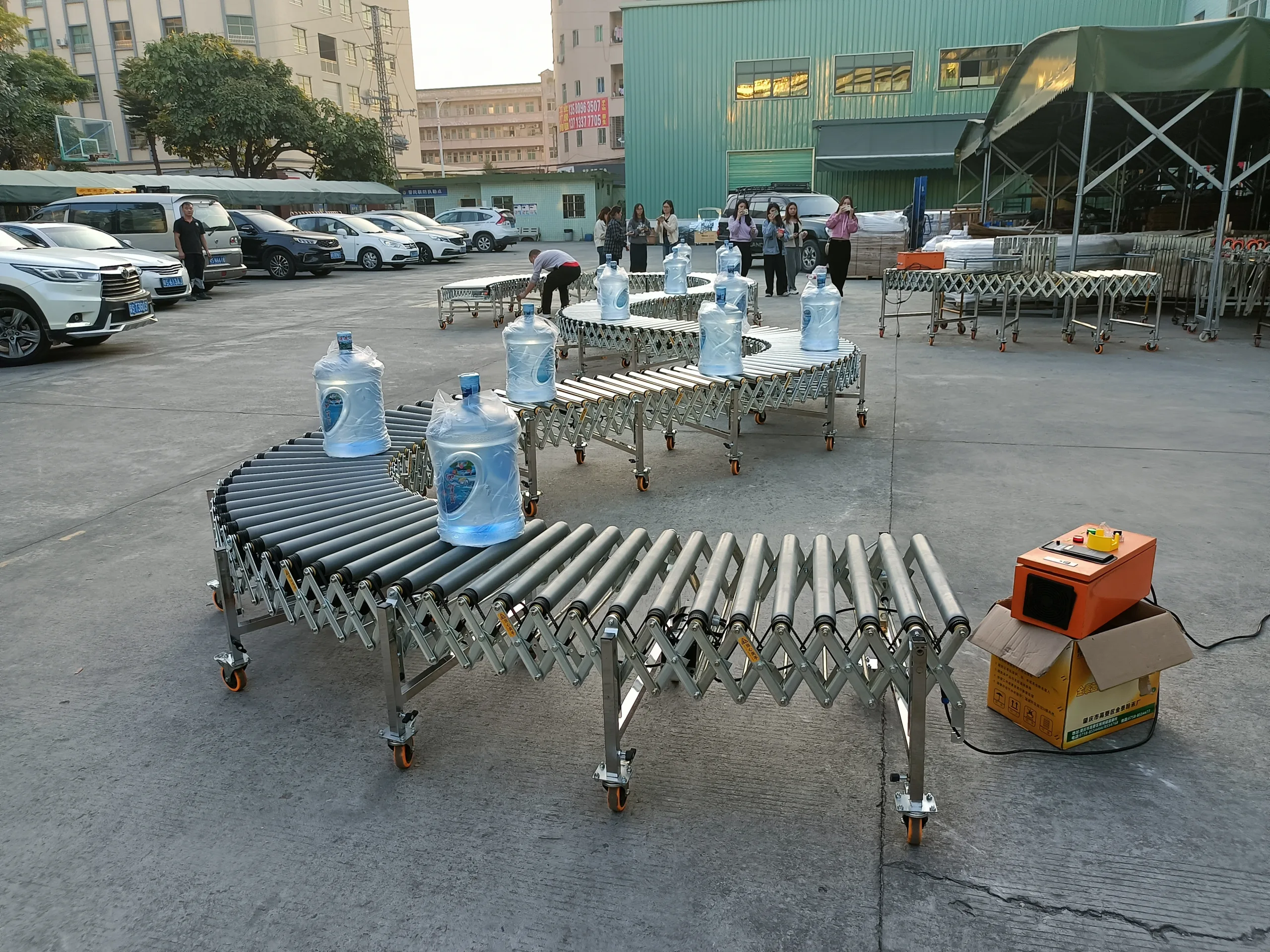 powered roller conveyor transpoting bootle water
