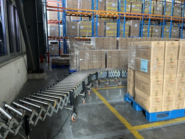 Naili Conveyor Customer Case - Multi-wedge Belt Powered Roller Conveyor in Logistics Warehouse