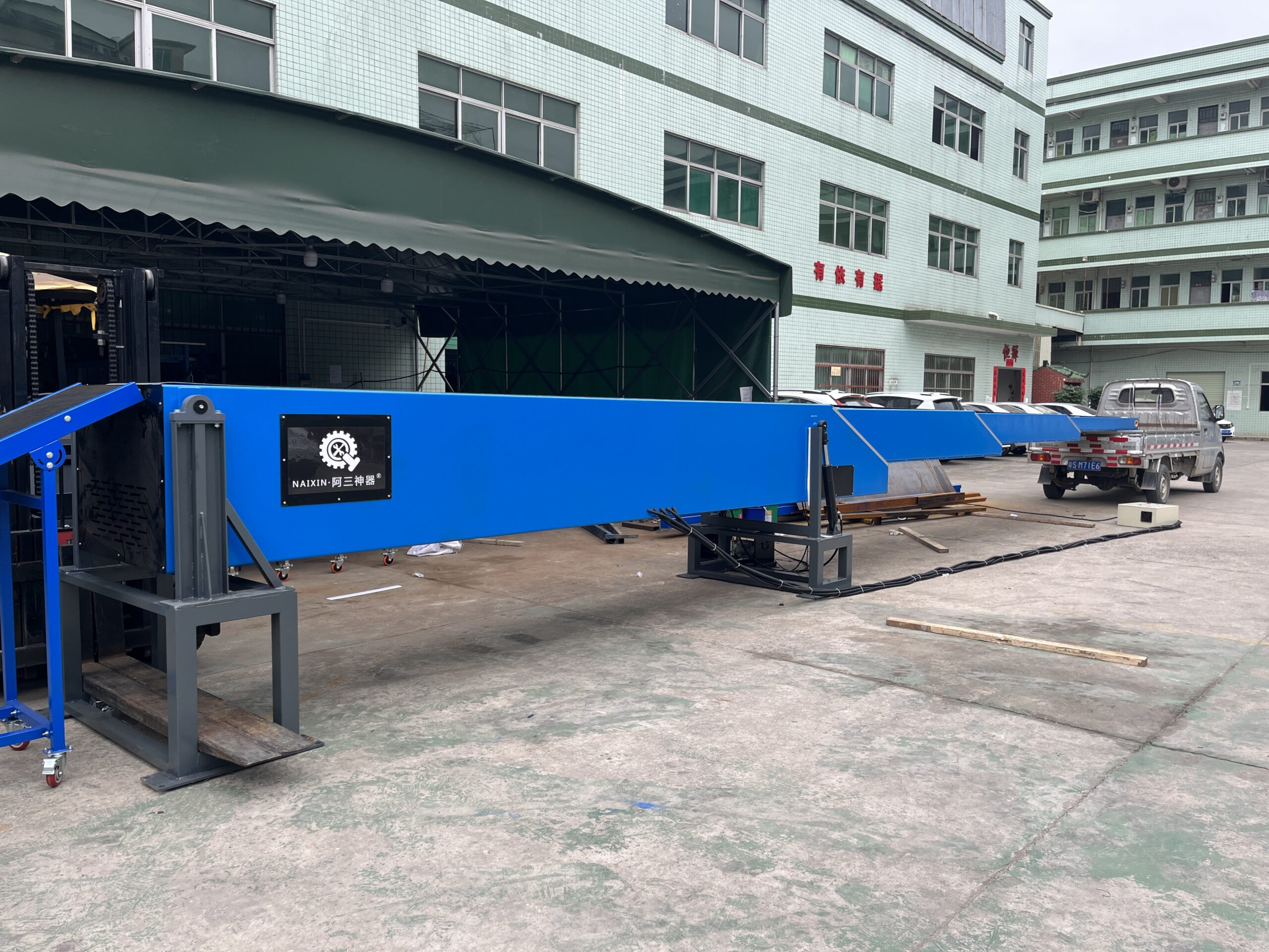 Telescopic Conveyor - 4 Sections - Loading Goods