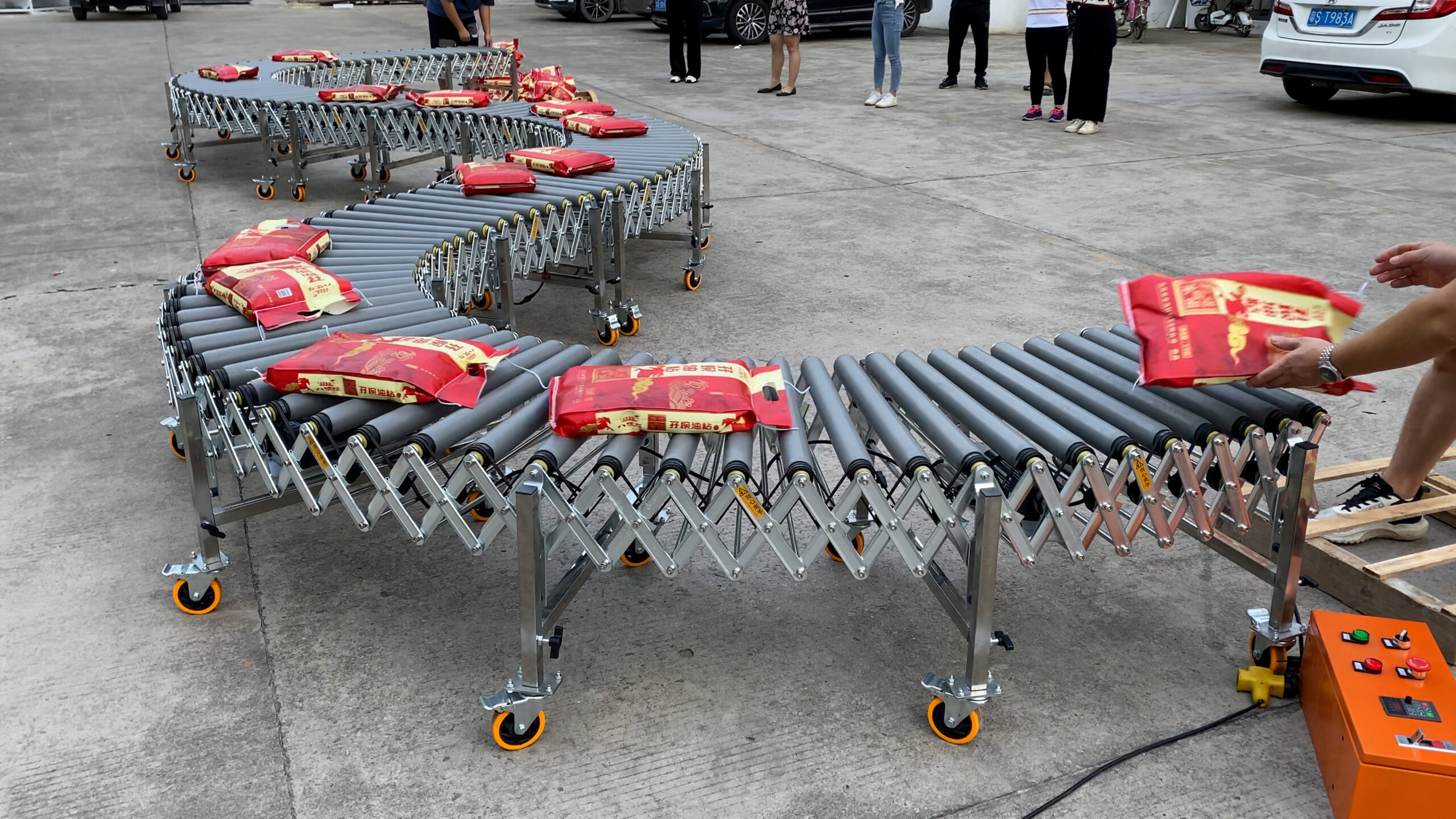 Powered Rubber Roller Conveyor Transporting Bagged Rice