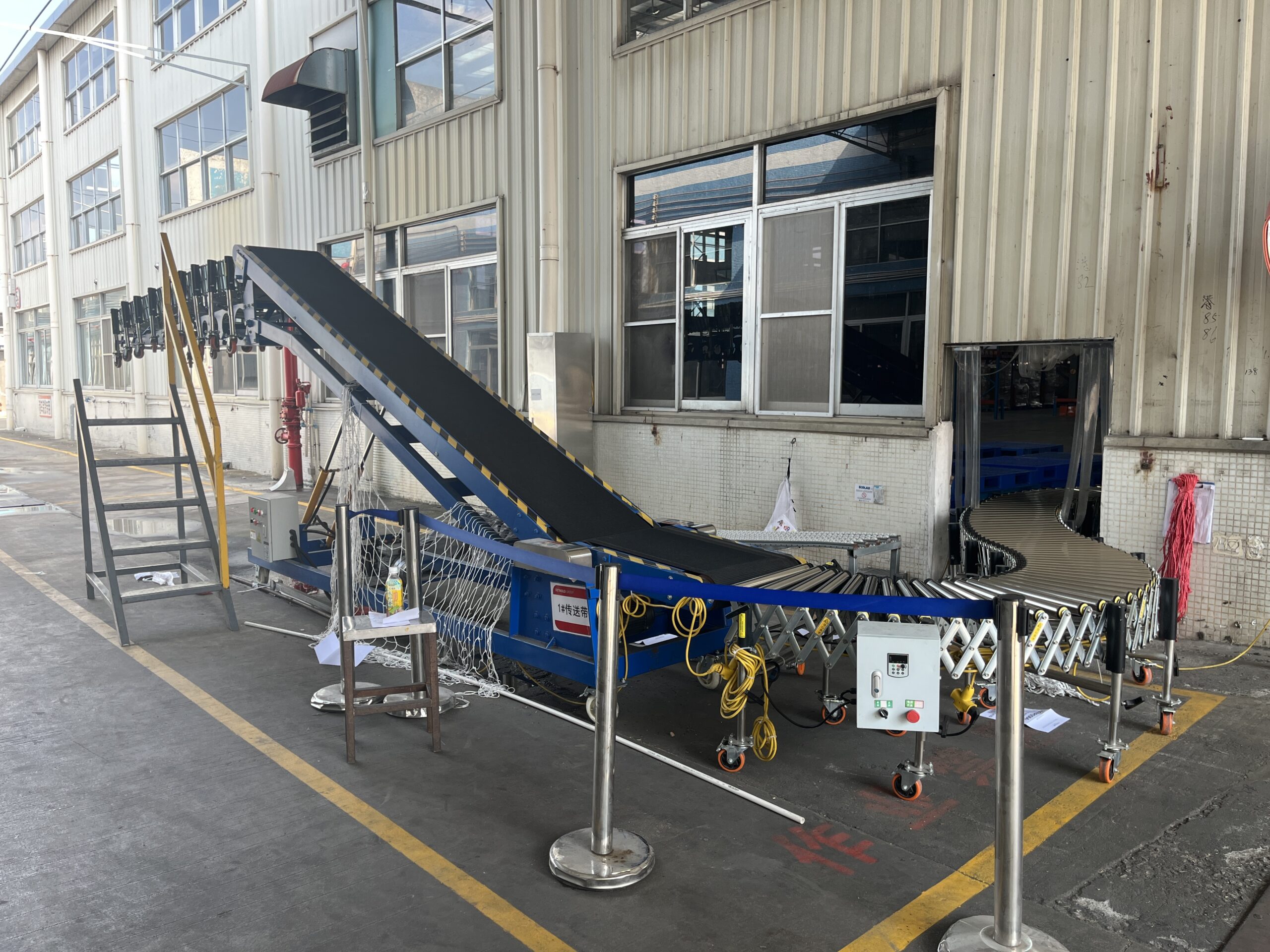 hydraulic conveyor and roller conveyor ready to connnect the truck