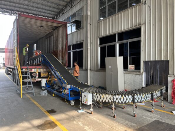 hydraulic conveyor and roller conveyor connecting the truck/container and the warehouse