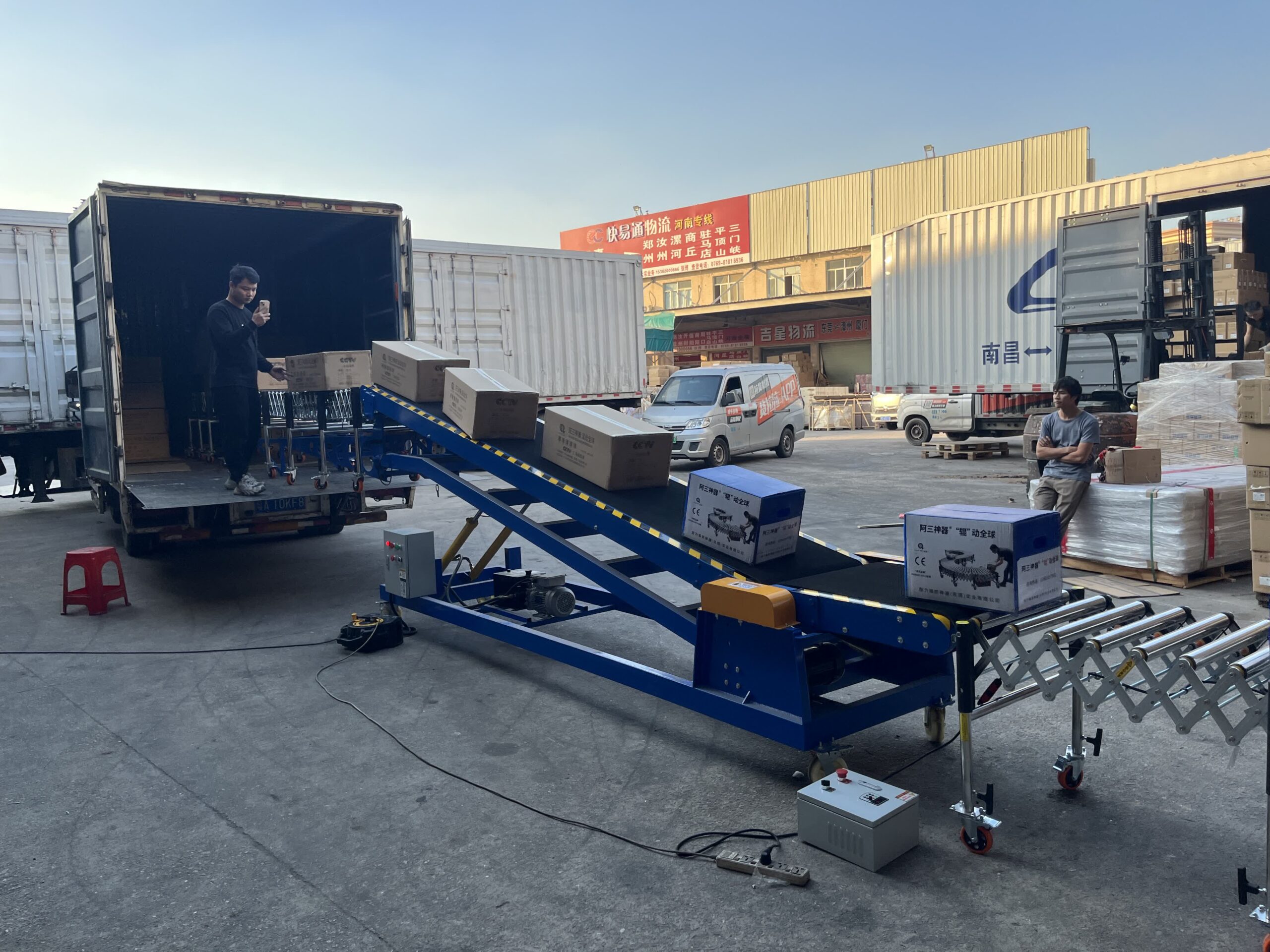 loading goods with medium hydraulic conveyor and roller conveyor