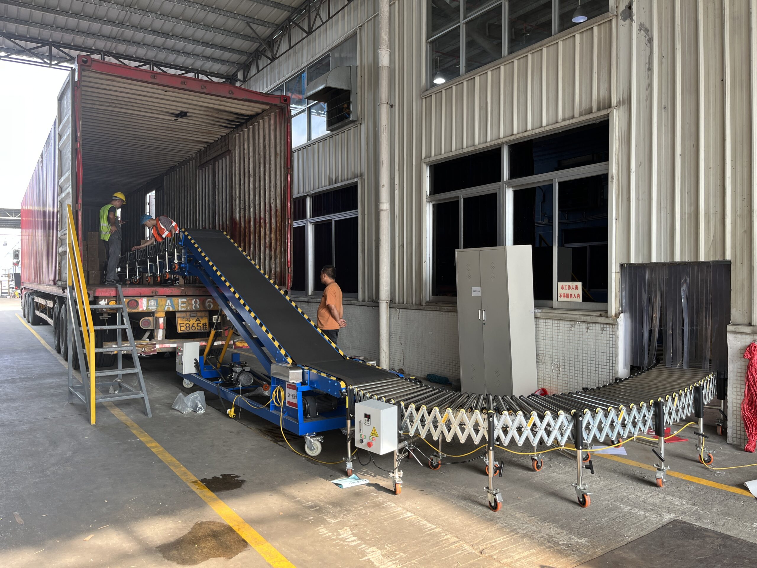 hydraulic conveyor and roller conveyor connecting the truck and the warehouse