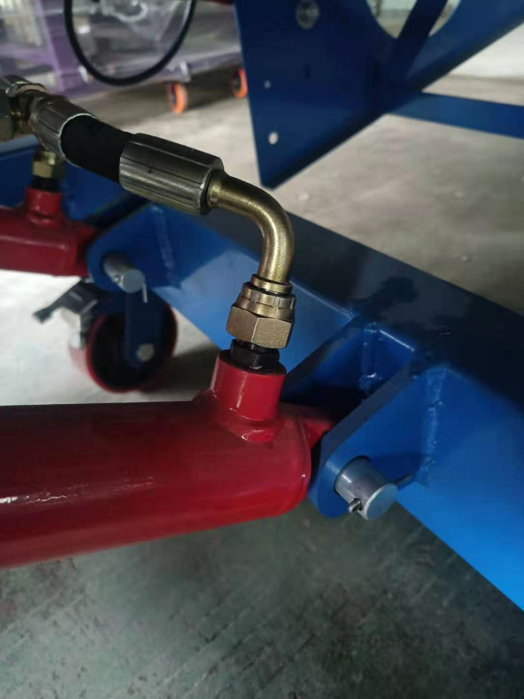 1. Checking Hydraulic Cylinder and Oil Pipes for Leakage