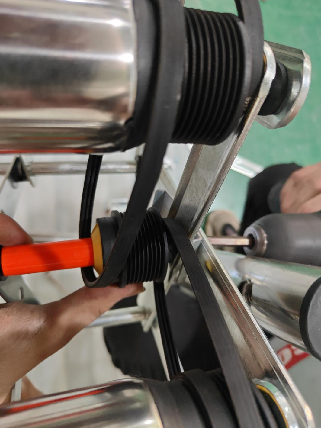 4. Lock screw before placing belt on wheel