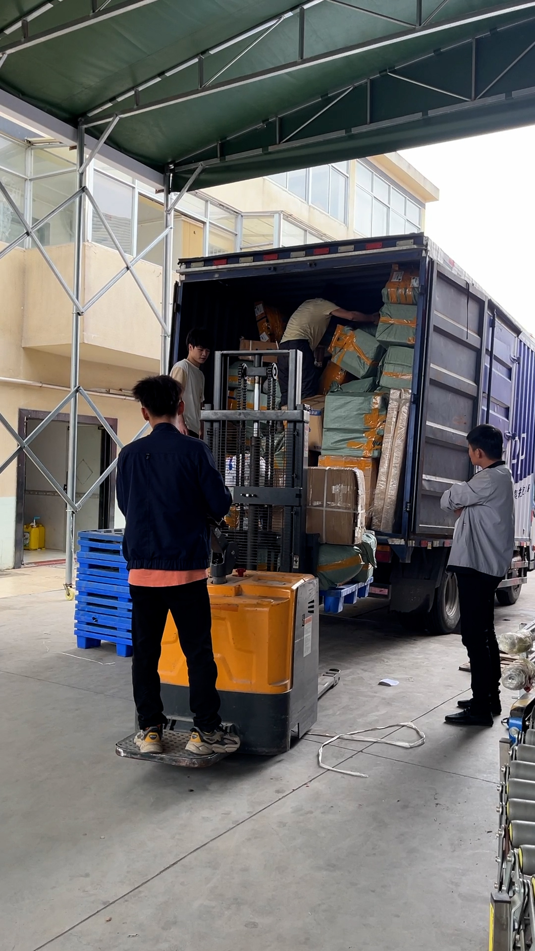 Using Forklift to loading goods