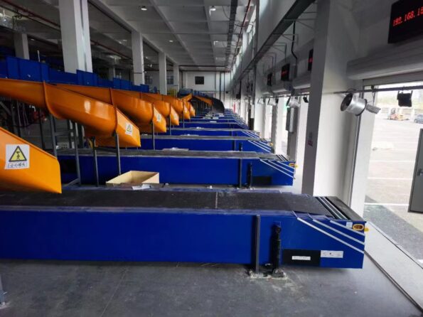 4 sections telescopic conveyor in logistics