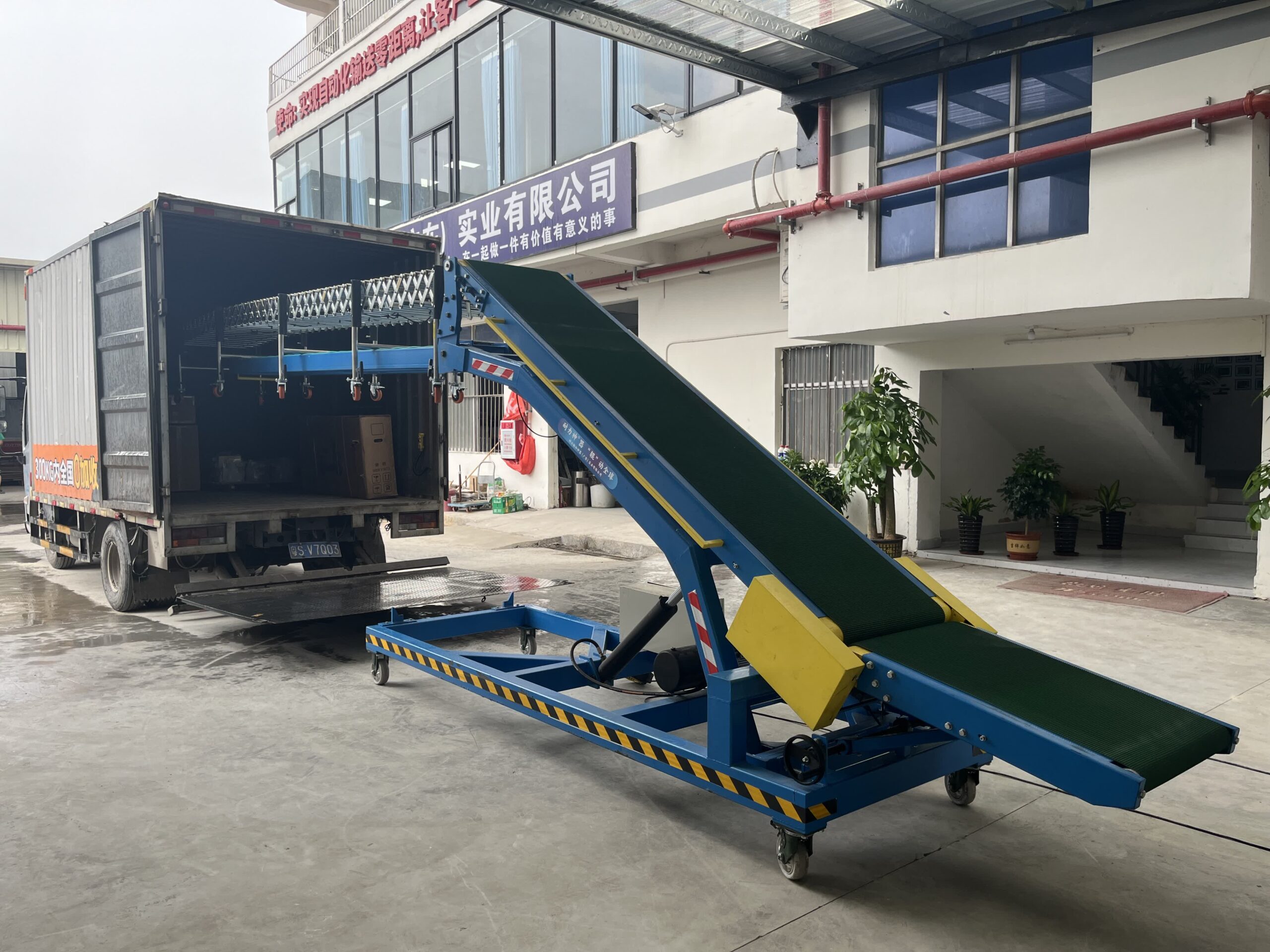 Large Hydraulic Conveyor and Roller Conveyor System