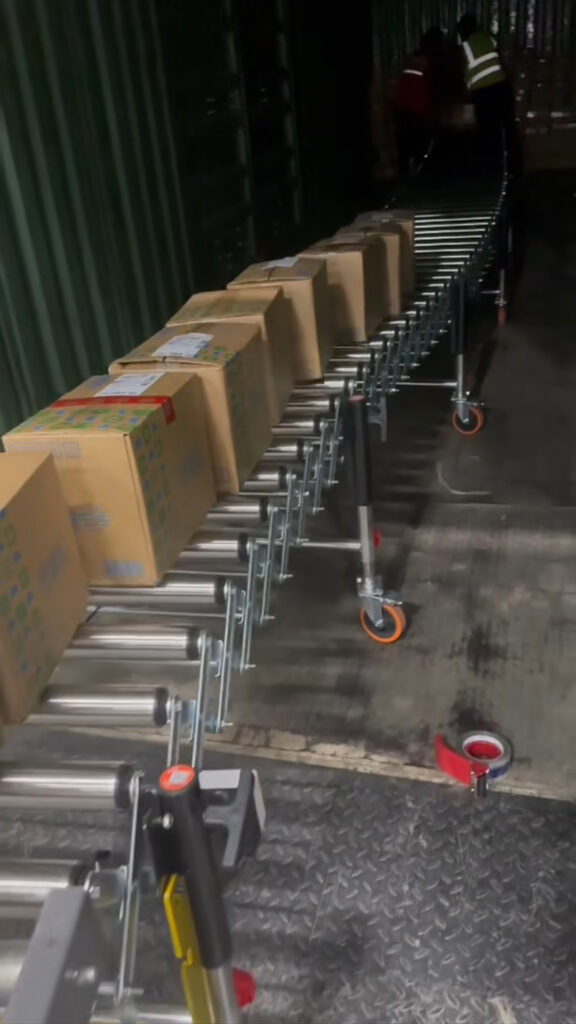 Logistics Parcels in Cartons Conveying and Loading Solution with Powered Roller Conveyor