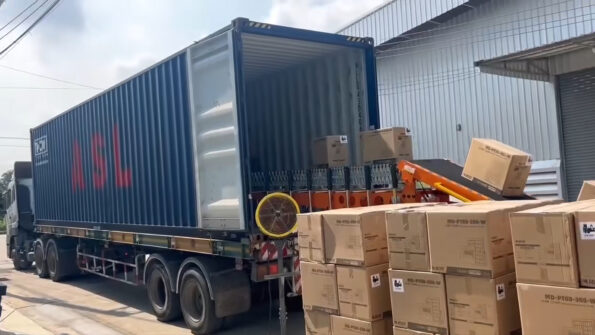 LED Products in Cartons Conveying and Unloading Solution with Powered Roller Conveyor and Large Hydraulic Conveyor