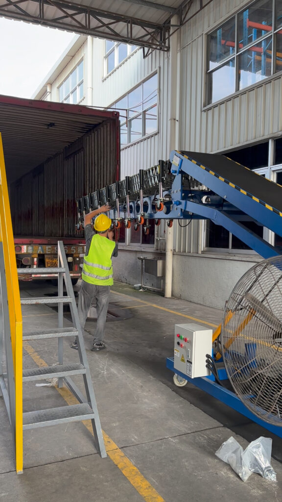 Food Warehouse Conveying and Loading Solution with Powered Roller Conveyor and Medium Hydraulic Conveyor